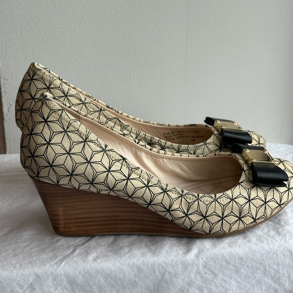 Cole Haan Tali Grand Bow Wedge, Cream Black geometric print, size 7.5B - Picture 2 of 11